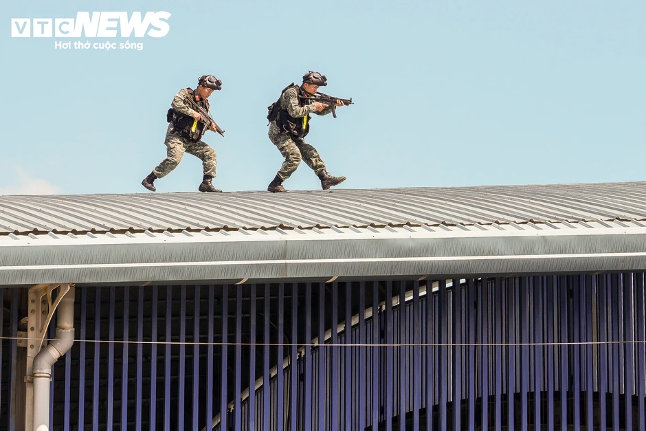 Cảnh sát đặc nhiệm đột kích, diễn tập giải cứu con tin trên metro Nhổn Cảnh sát đặc nhiệm đột kích, diễn tập giải cứu con tin trên metro Nhổn