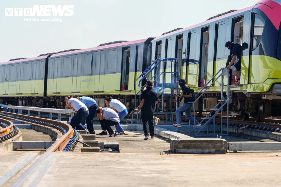 Cảnh sát đặc nhiệm đột kích, diễn tập giải cứu con tin trên metro Nhổn Cảnh sát đặc nhiệm đột kích, diễn tập giải cứu con tin trên metro Nhổn