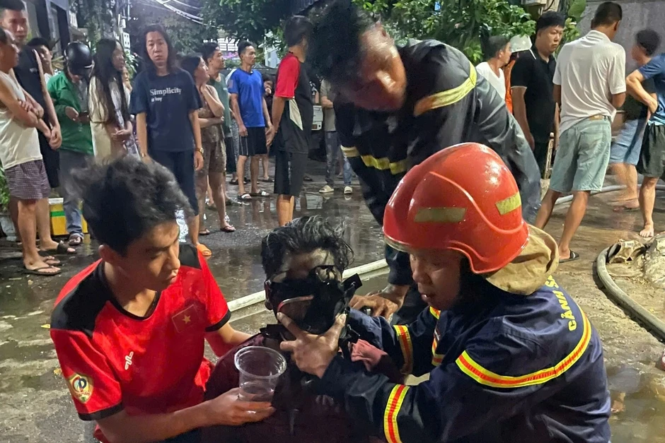 Cảnh sát đeo mặt nạ phòng độc lao vào nhà đang cháy cứu 2 cháu bé Cảnh sát đeo mặt nạ phòng độc lao vào nhà đang cháy cứu 2 cháu bé