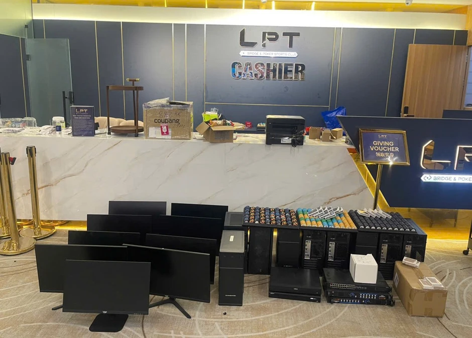 Cảnh sát đột kích ổ đánh bạc 'đội lốt' giải Poker trong khách sạn 5 sao Cảnh sát đột kích ổ đánh bạc 'đội lốt' giải Poker trong khách sạn 5 sao