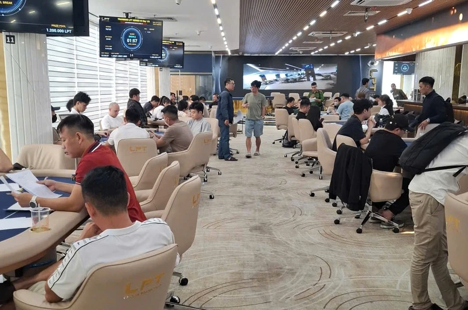 Cảnh sát đột kích ổ đánh bạc 'đội lốt' giải Poker trong khách sạn 5 sao Cảnh sát đột kích ổ đánh bạc 'đội lốt' giải Poker trong khách sạn 5 sao
