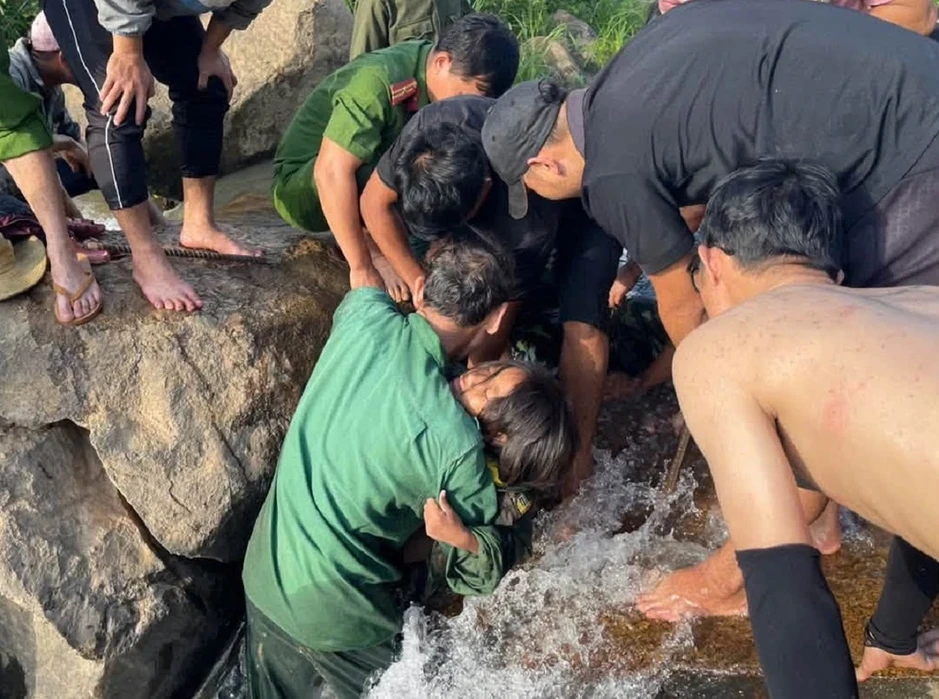 Cảnh sát dùng xà beng cứu bé gái mắc kẹt trong hốc đá Cảnh sát dùng xà beng cứu bé gái mắc kẹt trong hốc đá