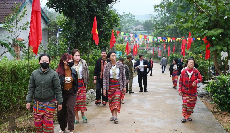 Cảnh sát dùng xe chuyên dụng hỗ trợ cử tri dân tộc Chứt đi bỏ phiếu Cảnh sát dùng xe chuyên dụng hỗ trợ cử tri dân tộc Chứt đi bỏ phiếu