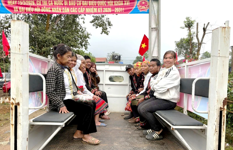 Cảnh sát dùng xe chuyên dụng hỗ trợ cử tri dân tộc Chứt đi bỏ phiếu Cảnh sát dùng xe chuyên dụng hỗ trợ cử tri dân tộc Chứt đi bỏ phiếu