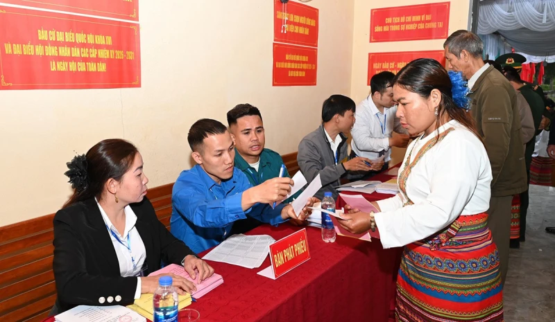 Cảnh sát dùng xe chuyên dụng hỗ trợ cử tri dân tộc Chứt đi bỏ phiếu Cảnh sát dùng xe chuyên dụng hỗ trợ cử tri dân tộc Chứt đi bỏ phiếu