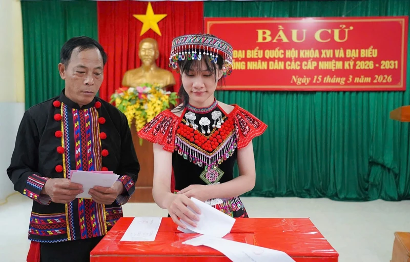 Cảnh sát dùng xe chuyên dụng hỗ trợ cử tri dân tộc Chứt đi bỏ phiếu Cảnh sát dùng xe chuyên dụng hỗ trợ cử tri dân tộc Chứt đi bỏ phiếu