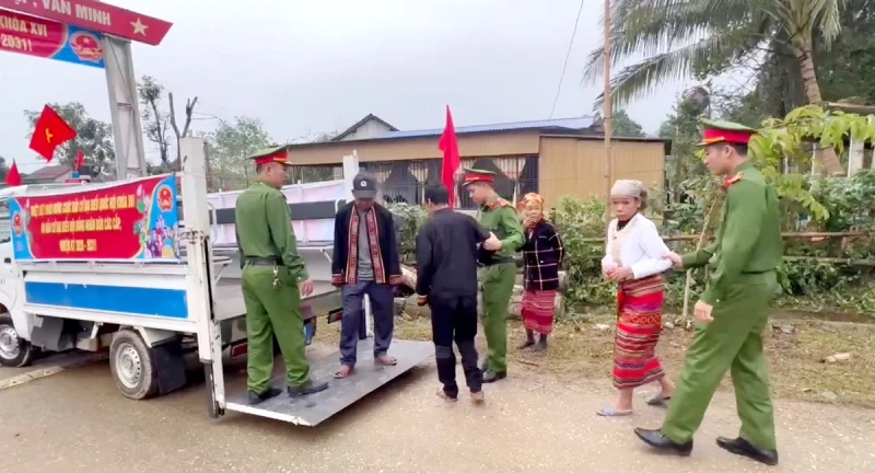 Cảnh sát dùng xe chuyên dụng hỗ trợ cử tri dân tộc Chứt đi bỏ phiếu Cảnh sát dùng xe chuyên dụng hỗ trợ cử tri dân tộc Chứt đi bỏ phiếu
