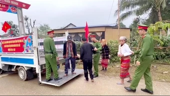 Cảnh sát dùng xe chuyên dụng hỗ trợ cử tri dân tộc Chứt đi bỏ phiếu