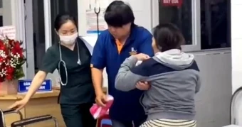 Cảnh sát dùng xe đặc chủng đưa người bệnh đi cấp cứu lúc rạng sáng
