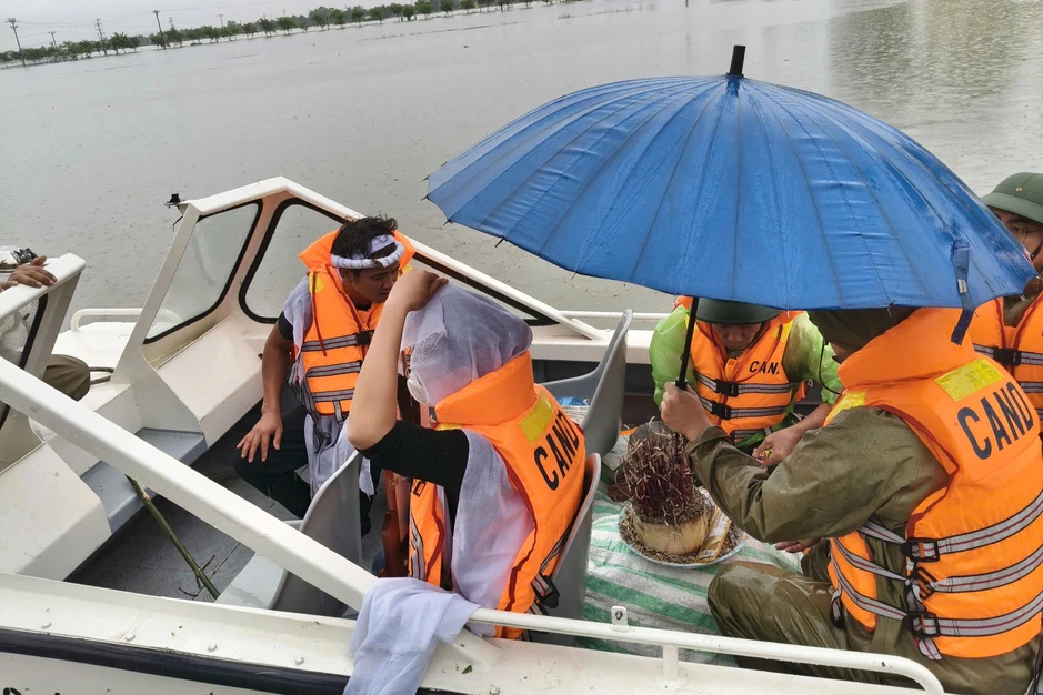 Cảnh sát dùng xuồng giúp dân đưa hài cốt người thân vượt lũ về nhà Cảnh sát dùng xuồng giúp dân đưa hài cốt người thân vượt lũ về nhà