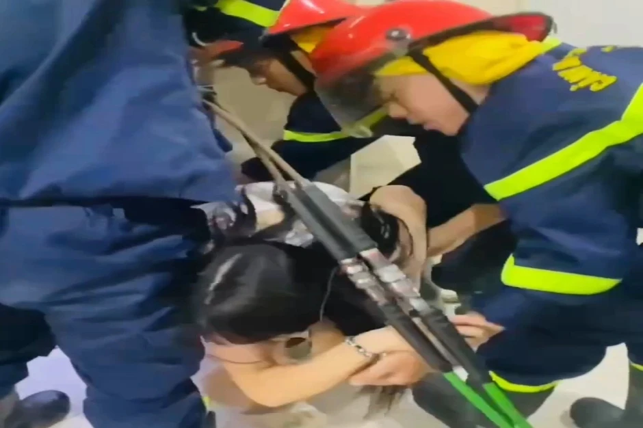 Cảnh sát giải cứu 2 du khách mắc kẹt trong thang máy khách sạn ở Sầm Sơn Cảnh sát giải cứu 2 du khách mắc kẹt trong thang máy khách sạn ở Sầm Sơn