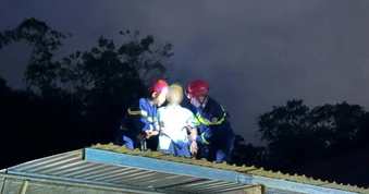Cảnh sát giải cứu bệnh nhân lén trèo lên nóc bệnh viện