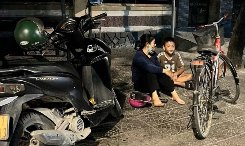Cảnh sát giao thông hỗ trợ bé trai đi lạc hơn 150 km về nhà an toàn Cảnh sát giao thông hỗ trợ bé trai đi lạc hơn 150 km về nhà an toàn