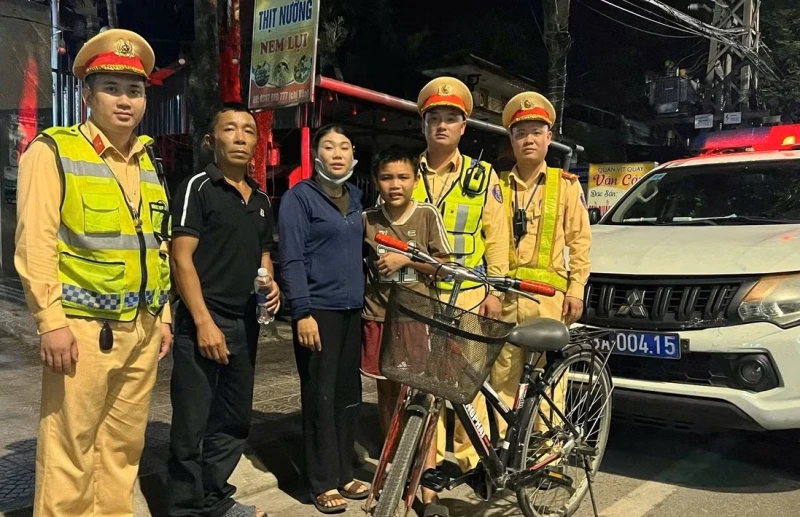 Cảnh sát giao thông hỗ trợ bé trai đi lạc hơn 150 km về nhà an toàn Cảnh sát giao thông hỗ trợ bé trai đi lạc hơn 150 km về nhà an toàn