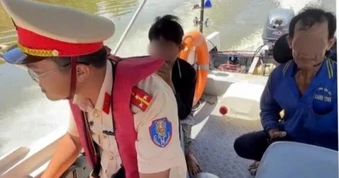 Cảnh sát giao thông hỗ trợ đưa người dân đi cấp cứu