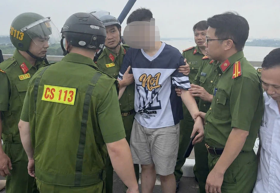Cảnh sát phản ứng nhanh ngăn nam thanh niên định tự tử trên cầu Nhật Tân Cảnh sát phản ứng nhanh ngăn nam thanh niên định tự tử trên cầu Nhật Tân