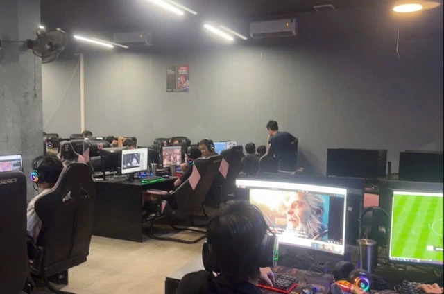 Cảnh sát ra quân kiểm tra các quán kinh doanh dịch vụ internet
