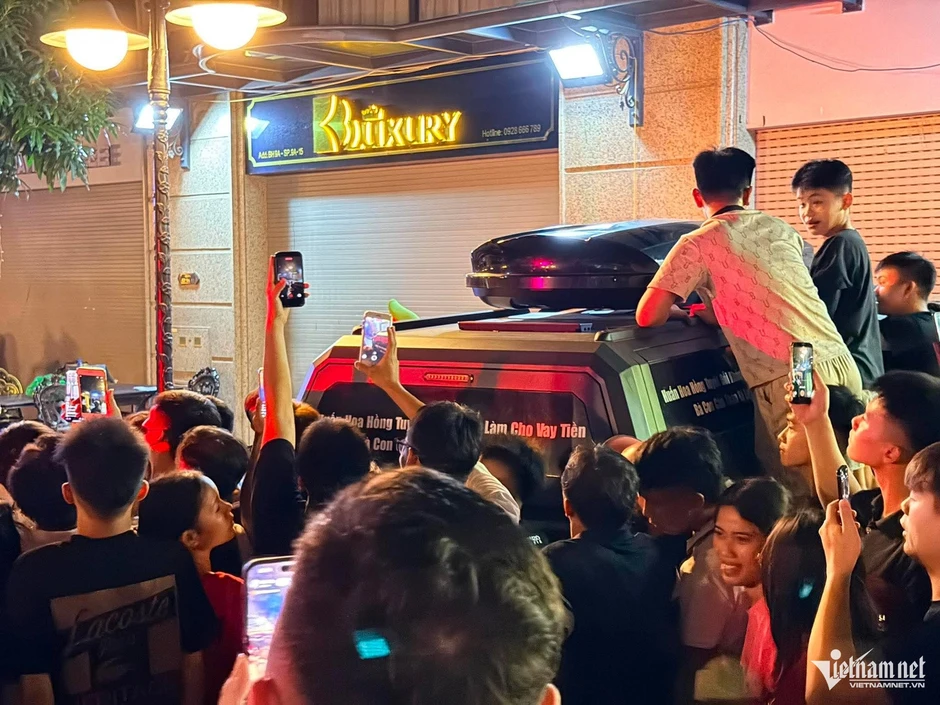 Cảnh sát xuất hiện ở nhà 'Huấn Hoa Hồng', đám đông theo dõi Cảnh sát xuất hiện ở nhà 'Huấn Hoa Hồng', đám đông theo dõi