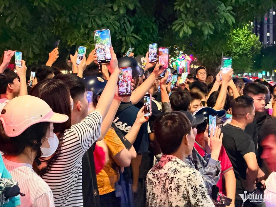Cảnh sát xuất hiện ở nhà 'Huấn Hoa Hồng', đám đông theo dõi Cảnh sát xuất hiện ở nhà 'Huấn Hoa Hồng', đám đông theo dõi