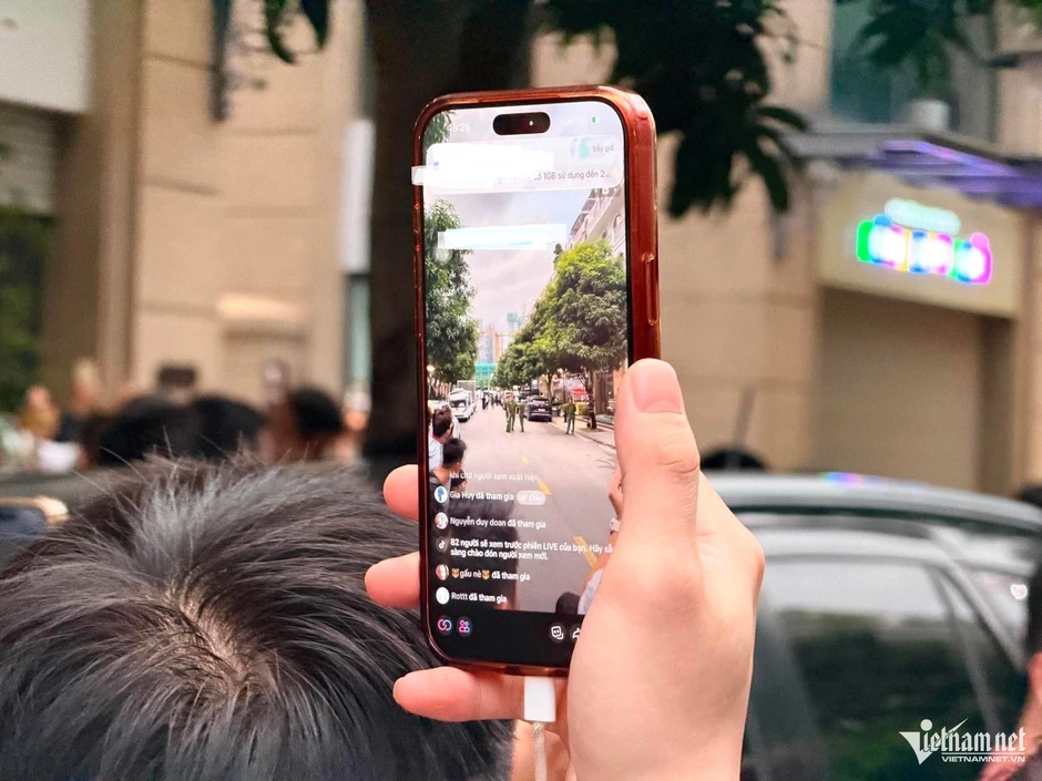 Cảnh sát xuất hiện ở nhà 'Huấn Hoa Hồng' Cảnh sát xuất hiện ở nhà 'Huấn Hoa Hồng'