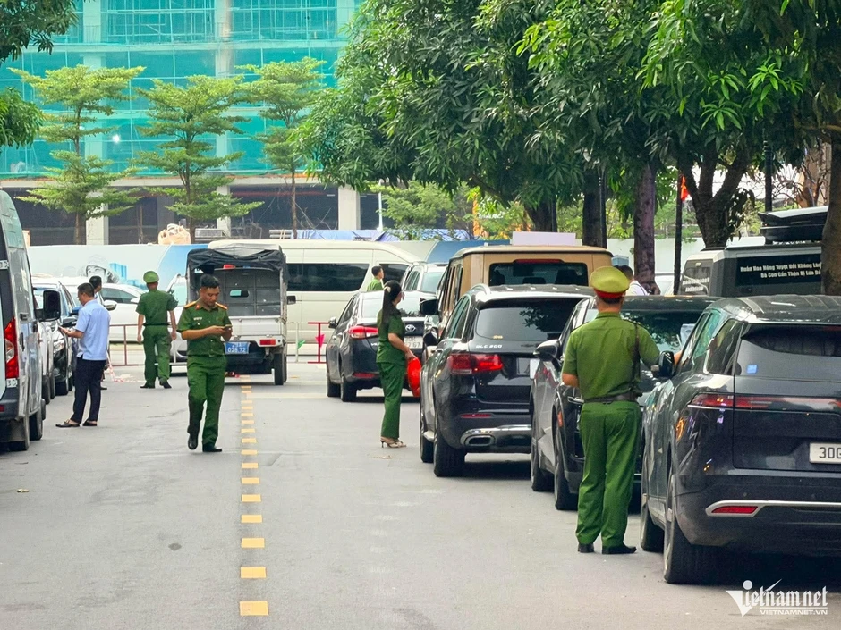 Cảnh sát xuất hiện ở nhà 'Huấn Hoa Hồng' Cảnh sát xuất hiện ở nhà 'Huấn Hoa Hồng'