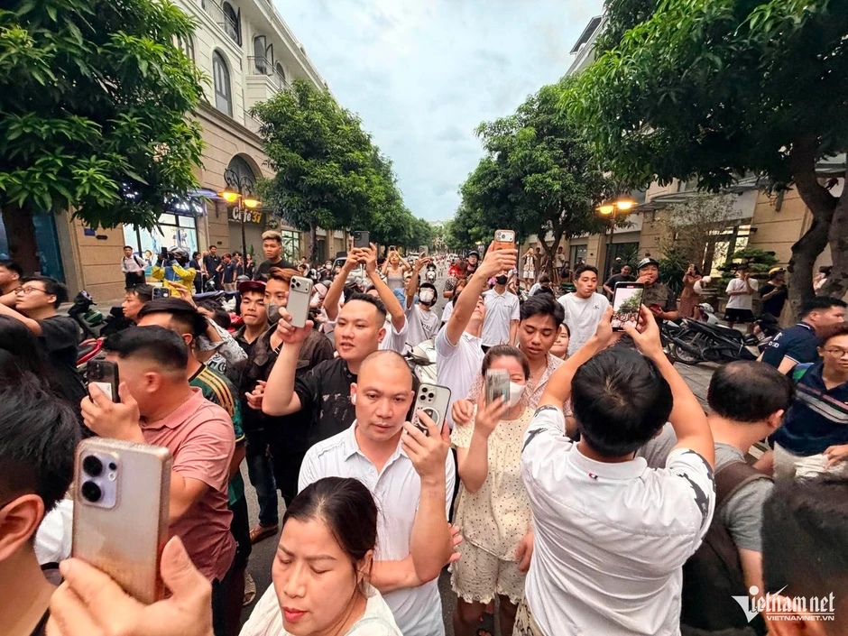 Cảnh sát xuất hiện ở nhà 'Huấn Hoa Hồng' Cảnh sát xuất hiện ở nhà 'Huấn Hoa Hồng'
