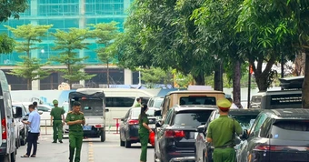 Cảnh sát xuất hiện ở nhà 'Huấn Hoa Hồng'
