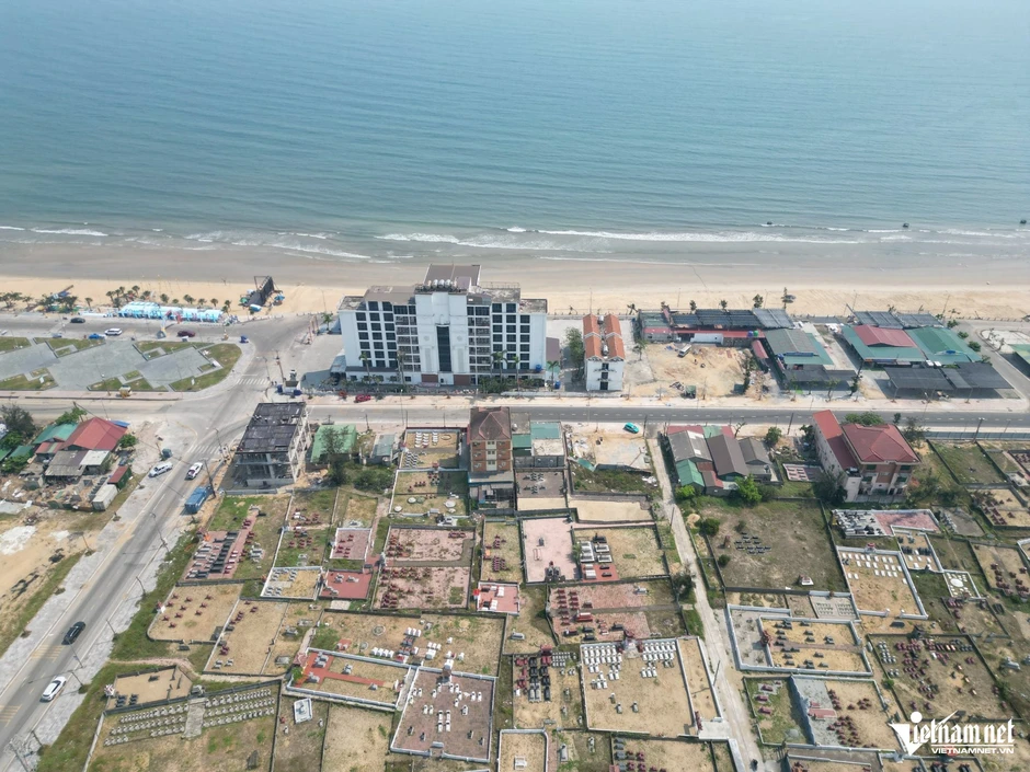 Cảnh tượng 4.000 ngôi mộ 'bủa vây' bãi biển đẹp nhất Hà Tĩnh, tỉnh chốt phương án di dời Cảnh tượng 4.000 ngôi mộ 'bủa vây' bãi biển đẹp nhất Hà Tĩnh, tỉnh chốt phương án di dời