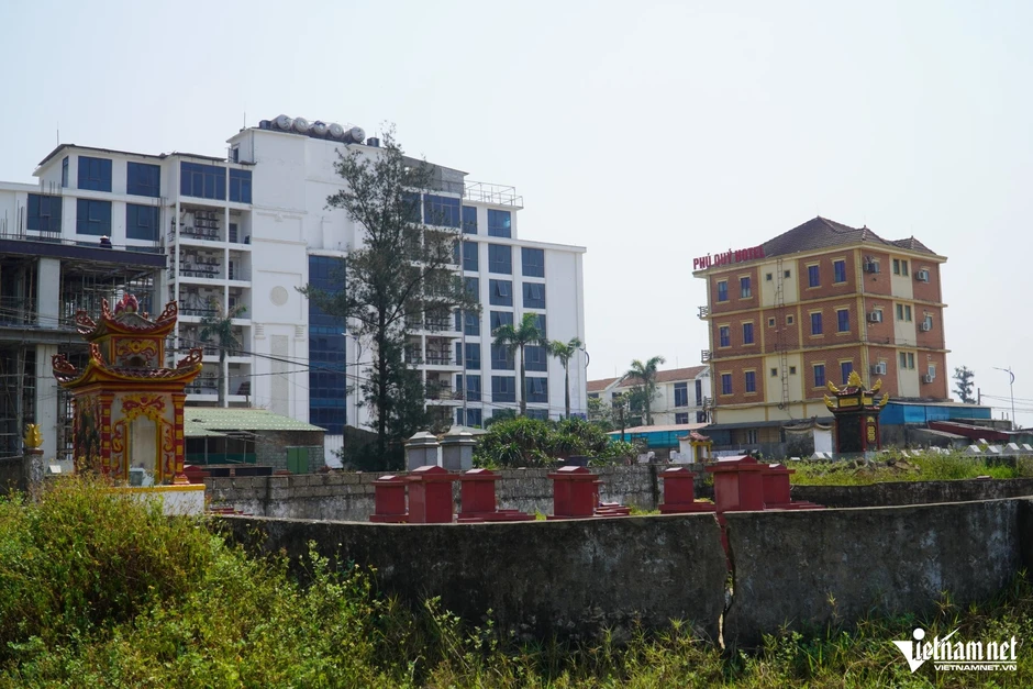 Cảnh tượng 4.000 ngôi mộ 'bủa vây' bãi biển đẹp nhất Hà Tĩnh, tỉnh chốt phương án di dời Cảnh tượng 4.000 ngôi mộ 'bủa vây' bãi biển đẹp nhất Hà Tĩnh, tỉnh chốt phương án di dời