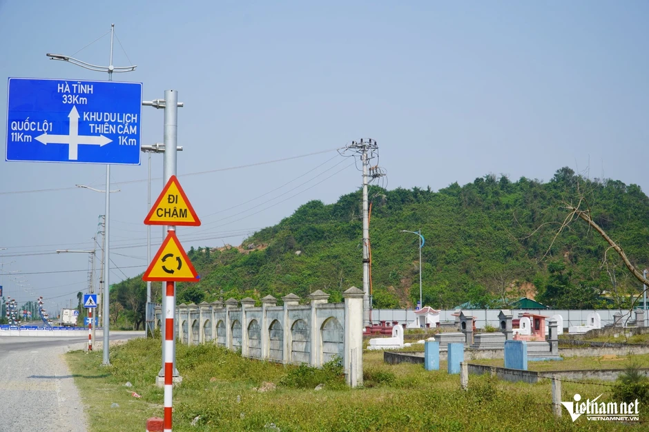 Cảnh tượng 4.000 ngôi mộ 'bủa vây' bãi biển đẹp nhất Hà Tĩnh, tỉnh chốt phương án di dời Cảnh tượng 4.000 ngôi mộ 'bủa vây' bãi biển đẹp nhất Hà Tĩnh, tỉnh chốt phương án di dời