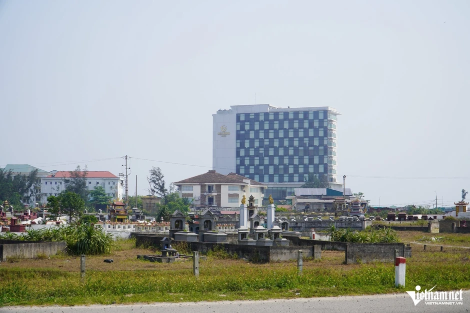 Cảnh tượng 4.000 ngôi mộ 'bủa vây' bãi biển đẹp nhất Hà Tĩnh, tỉnh chốt phương án di dời Cảnh tượng 4.000 ngôi mộ 'bủa vây' bãi biển đẹp nhất Hà Tĩnh, tỉnh chốt phương án di dời
