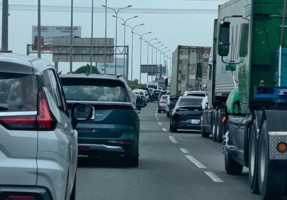Cao tốc TP.HCM - Long Thành - Dầu Giây ùn ứ kéo dài hơn 10 km Cao tốc TP.HCM - Long Thành - Dầu Giây ùn ứ kéo dài hơn 10 km
