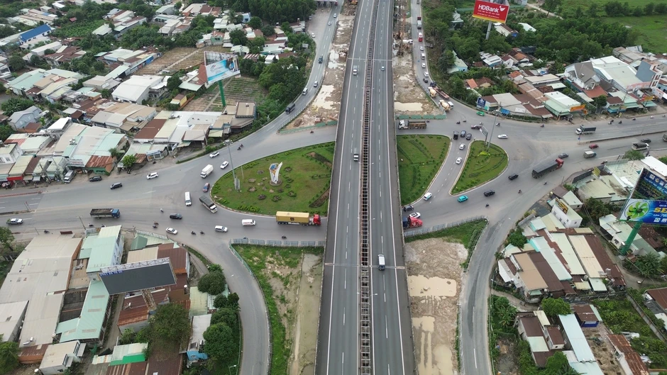 Cao tốc TP.HCM - Long Thành - Dầu Giây ùn ứ kéo dài hơn 10 km Cao tốc TP.HCM - Long Thành - Dầu Giây ùn ứ kéo dài hơn 10 km