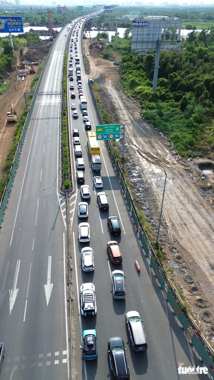 Cao tốc TP.HCM - Long Thành kẹt dài ngày cuối lễ, khuyến cáo đi quốc lộ 1 Cao tốc TP.HCM - Long Thành kẹt dài ngày cuối lễ, khuyến cáo đi quốc lộ 1