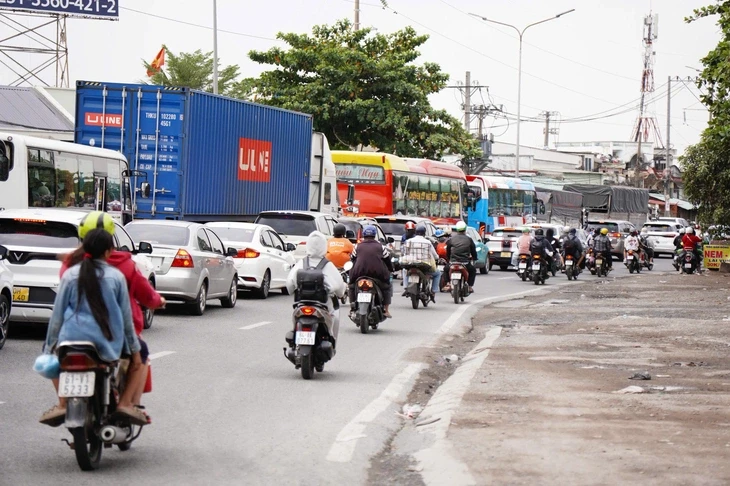 Cao tốc TP.HCM - Long Thành kẹt dài ngày cuối lễ, khuyến cáo đi quốc lộ 1 Cao tốc TP.HCM - Long Thành kẹt dài ngày cuối lễ, khuyến cáo đi quốc lộ 1