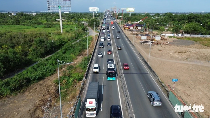 Cao tốc TP.HCM - Long Thành kẹt dài ngày cuối lễ, khuyến cáo đi quốc lộ 1 Cao tốc TP.HCM - Long Thành kẹt dài ngày cuối lễ, khuyến cáo đi quốc lộ 1