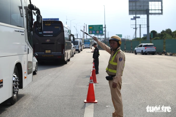 Cao tốc TP.HCM - Long Thành kẹt dài ngày cuối lễ, khuyến cáo đi quốc lộ 1 Cao tốc TP.HCM - Long Thành kẹt dài ngày cuối lễ, khuyến cáo đi quốc lộ 1
