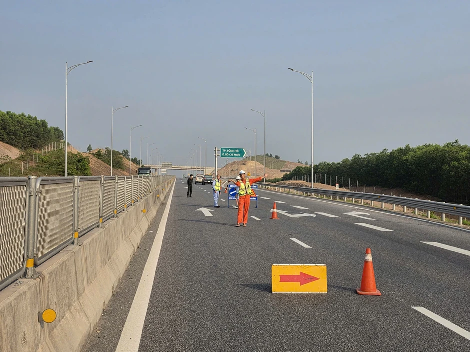 Cao tốc Vũng Áng - Cam Lộ tạm đóng từng đoạn để lắp giá long môn Cao tốc Vũng Áng - Cam Lộ tạm đóng từng đoạn để lắp giá long môn