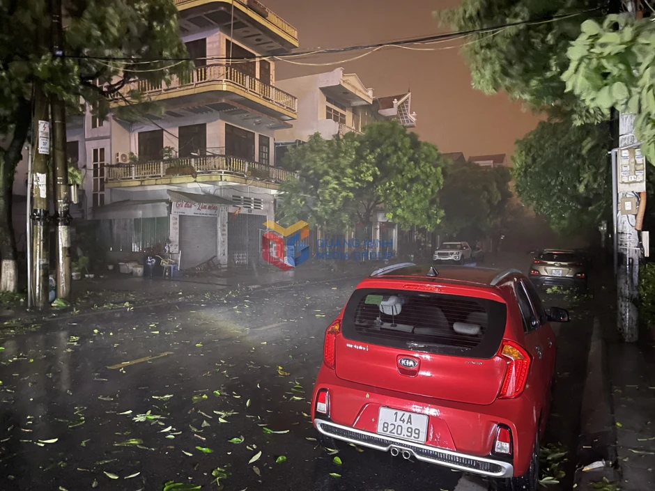 Cập nhật Bão số 1: Quảng Ninh nhiều nơi đã mất điện, gió rít liên hồi, yêu cầu người dân không ra đường Cập nhật Bão số 1: Quảng Ninh nhiều nơi đã mất điện, gió rít liên hồi, yêu cầu người dân không ra đường