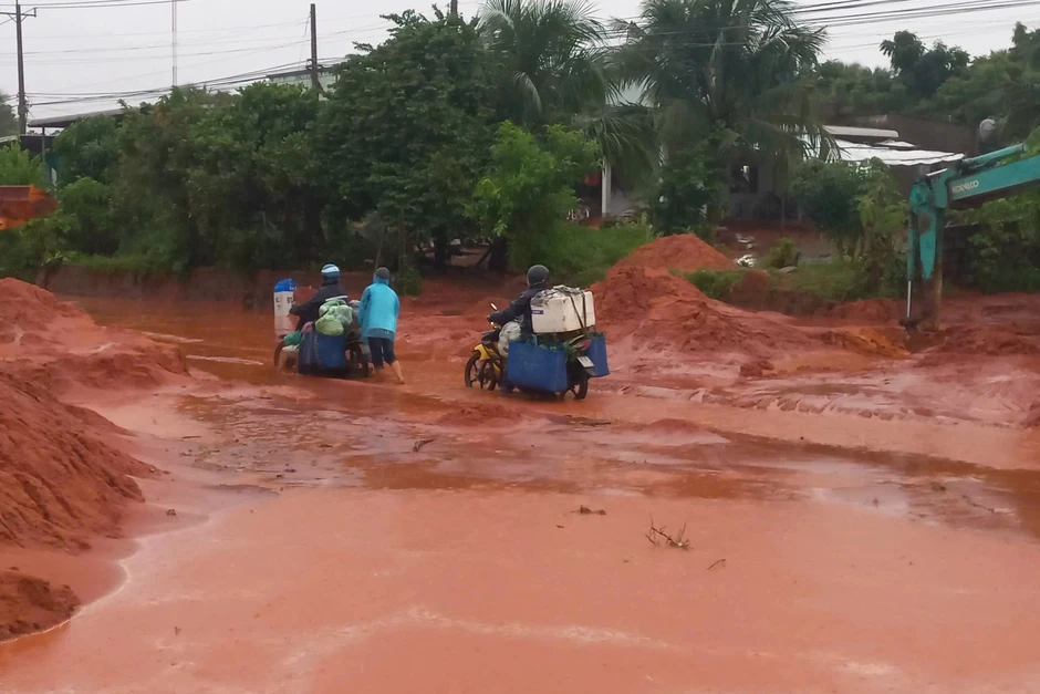 Cát đỏ phủ kín đường nối quốc lộ 1 với Mũi Né Cát đỏ phủ kín đường nối quốc lộ 1 với Mũi Né