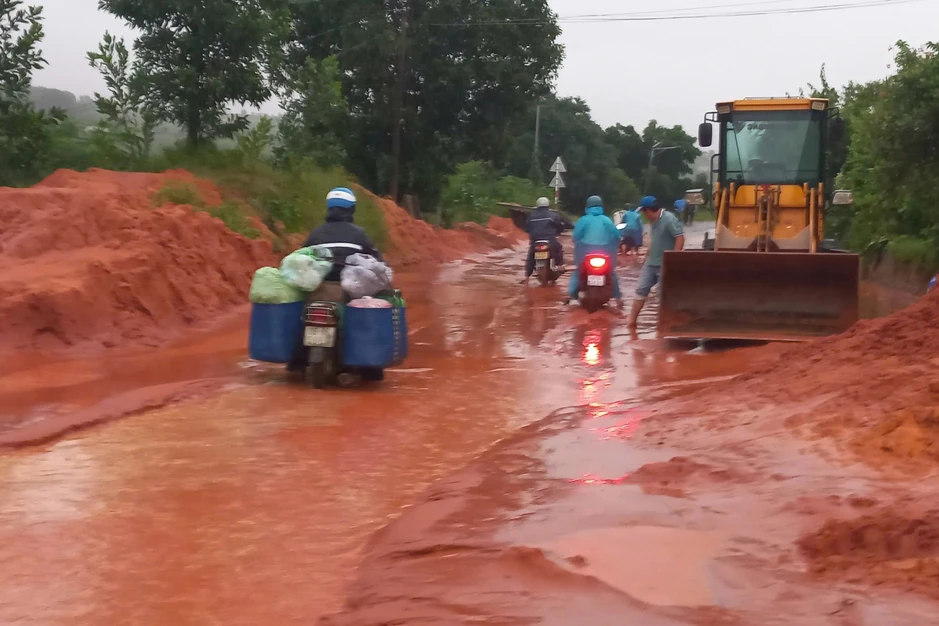 Cát đỏ phủ kín đường nối quốc lộ 1 với Mũi Né Cát đỏ phủ kín đường nối quốc lộ 1 với Mũi Né