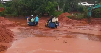 Cát đỏ phủ kín đường nối quốc lộ 1 với Mũi Né