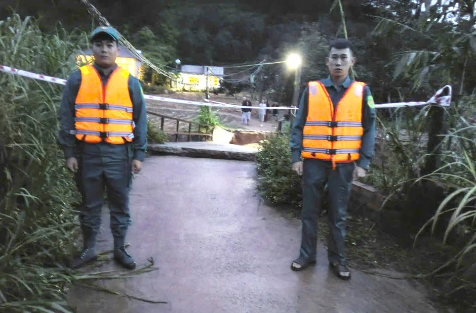 Cầu dân sinh sập do mưa lớn, 8 hộ dân ở Lâm Đồng bị cô lập Cầu dân sinh sập do mưa lớn, 8 hộ dân ở Lâm Đồng bị cô lập