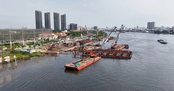 Cầu đi bộ nghìn tỷ qua sông Sài Gòn tăng tốc về đích