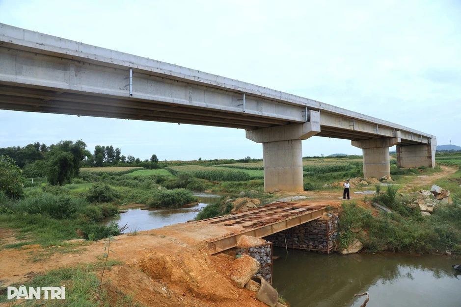 Cầu gần 50 tỷ đồng "cụt" 2 đầu Cầu gần 50 tỷ đồng "cụt" 2 đầu