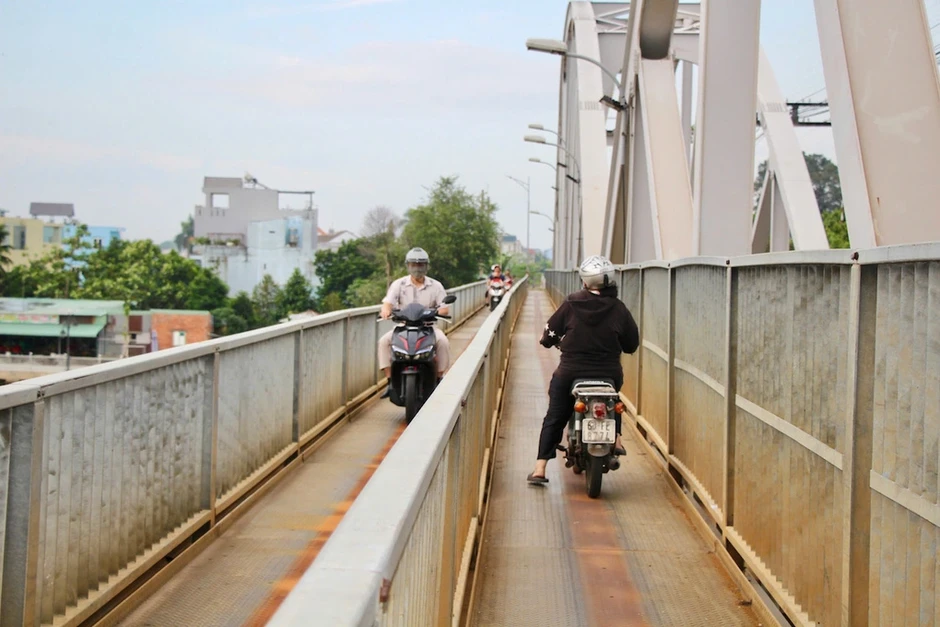 Cầu Ghềnh cho xe máy qua lại sau 4 tháng bị sà lan tông Cầu Ghềnh cho xe máy qua lại sau 4 tháng bị sà lan tông