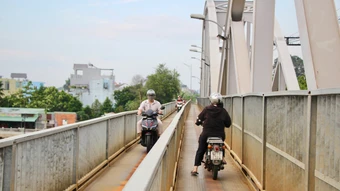 Cầu Ghềnh cho xe máy qua lại sau 4 tháng bị sà lan tông