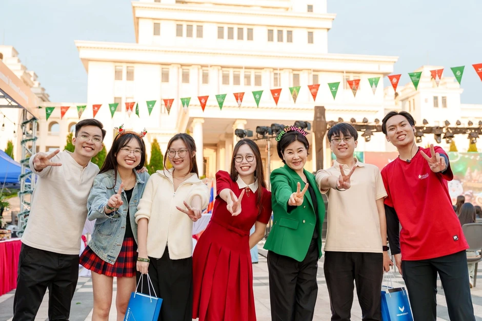 Câu hỏi khiến VinUni phải nhìn lại chính mình và câu chuyện của TS Lê Mai Lan về chiếc VinFast ở Toronto Câu hỏi khiến VinUni phải nhìn lại chính mình và câu chuyện của TS Lê Mai Lan về chiếc VinFast ở Toronto