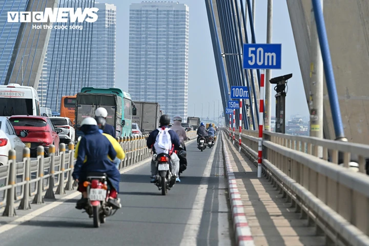 Cầu Nhật Tân áp quy định giữ khoảng cách, 3 làn ô tô giới hạn 80km/h Cầu Nhật Tân áp quy định giữ khoảng cách, 3 làn ô tô giới hạn 80km/h