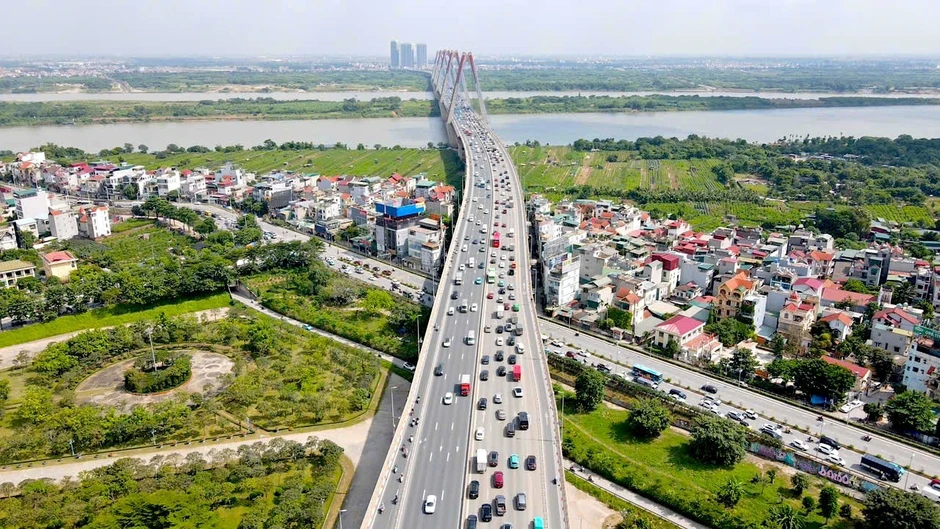 Cầu Nhật Tân trước ngày thí điểm: Dòng xe ùn ứ theo vạch đo cự ly an toàn